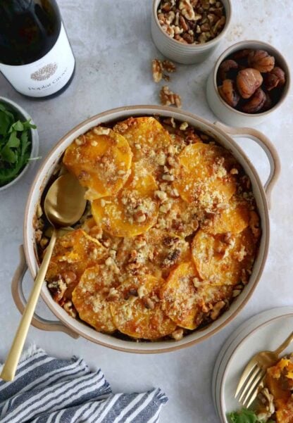 Ce gratin de courge musquée aux châtaignes et poireaux constitue un merveilleux accompagnement ou plat végétarien unique pour les fêtes ou pour une soirée entre amis.