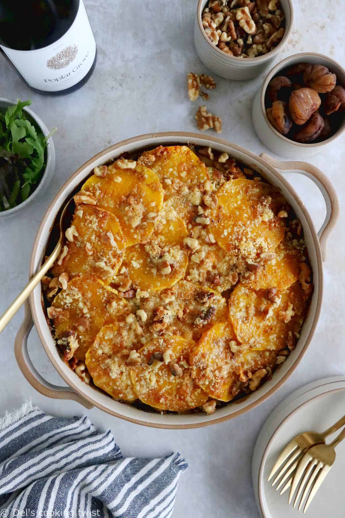Ce gratin de courge musquée aux châtaignes et poireaux constitue un merveilleux accompagnement ou plat végétarien unique pour les fêtes ou pour une soirée entre amis.