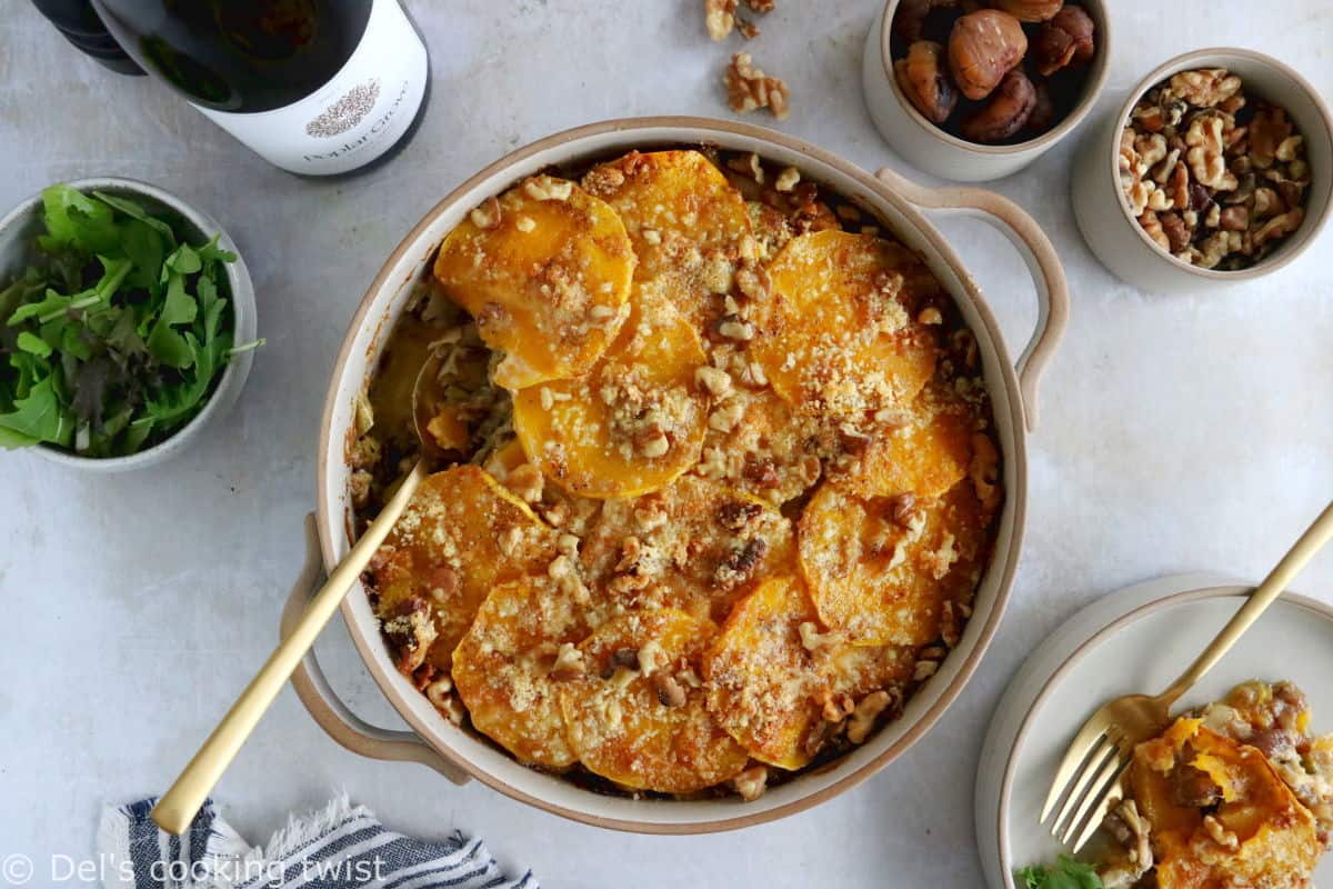 Ce gratin de courge musquée aux châtaignes et poireaux constitue un merveilleux accompagnement ou plat végétarien unique pour les fêtes ou pour une soirée entre amis.