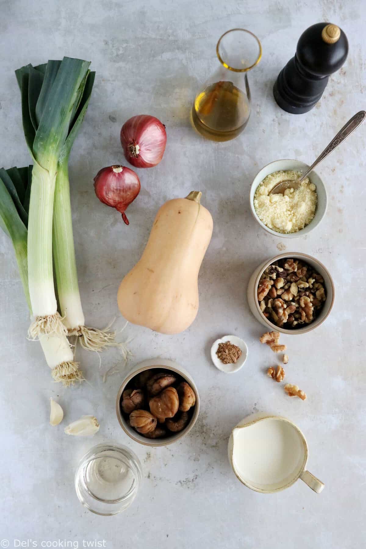 Ce gratin de courge musquée aux châtaignes et poireaux constitue un merveilleux accompagnement ou plat végétarien unique pour les fêtes ou pour une soirée entre amis.