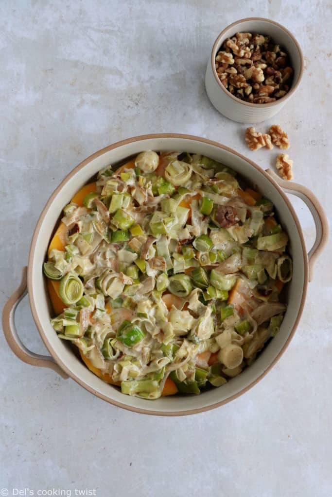 Ce gratin de courge musquée aux châtaignes et poireaux constitue un merveilleux accompagnement ou plat végétarien unique pour les fêtes ou pour une soirée entre amis.