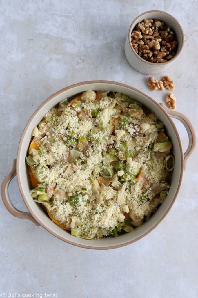 Ce gratin de courge musquée aux châtaignes et poireaux constitue un merveilleux accompagnement ou plat végétarien unique pour les fêtes ou pour une soirée entre amis.