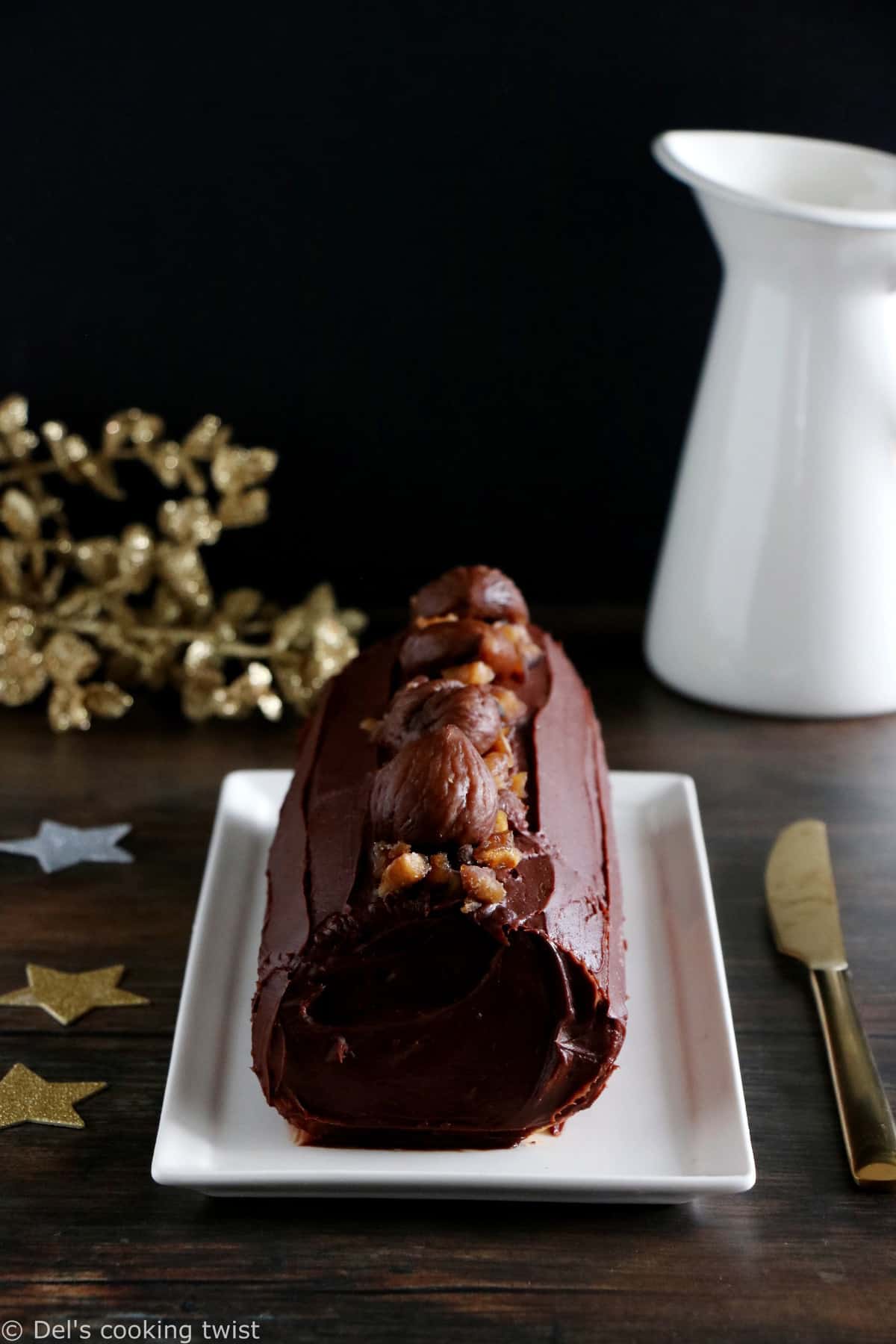 La bûche au chocolat et à la crème de marrons, c'est une bûche de Noël traditionnelle réalisée avec une crème au beurre.