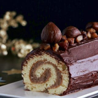 La bûche au chocolat et à la crème de marrons, c'est une bûche de Noël traditionnelle réalisée avec une crème au beurre.