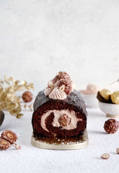 Ferrero Rocher Cake Roll consists in a chocolate sponge cake, a creamy chocolate-hazelnut mascarpone filling hiding some whole Ferrero Rochers, and a crispy Rocher chocolate coating on top.