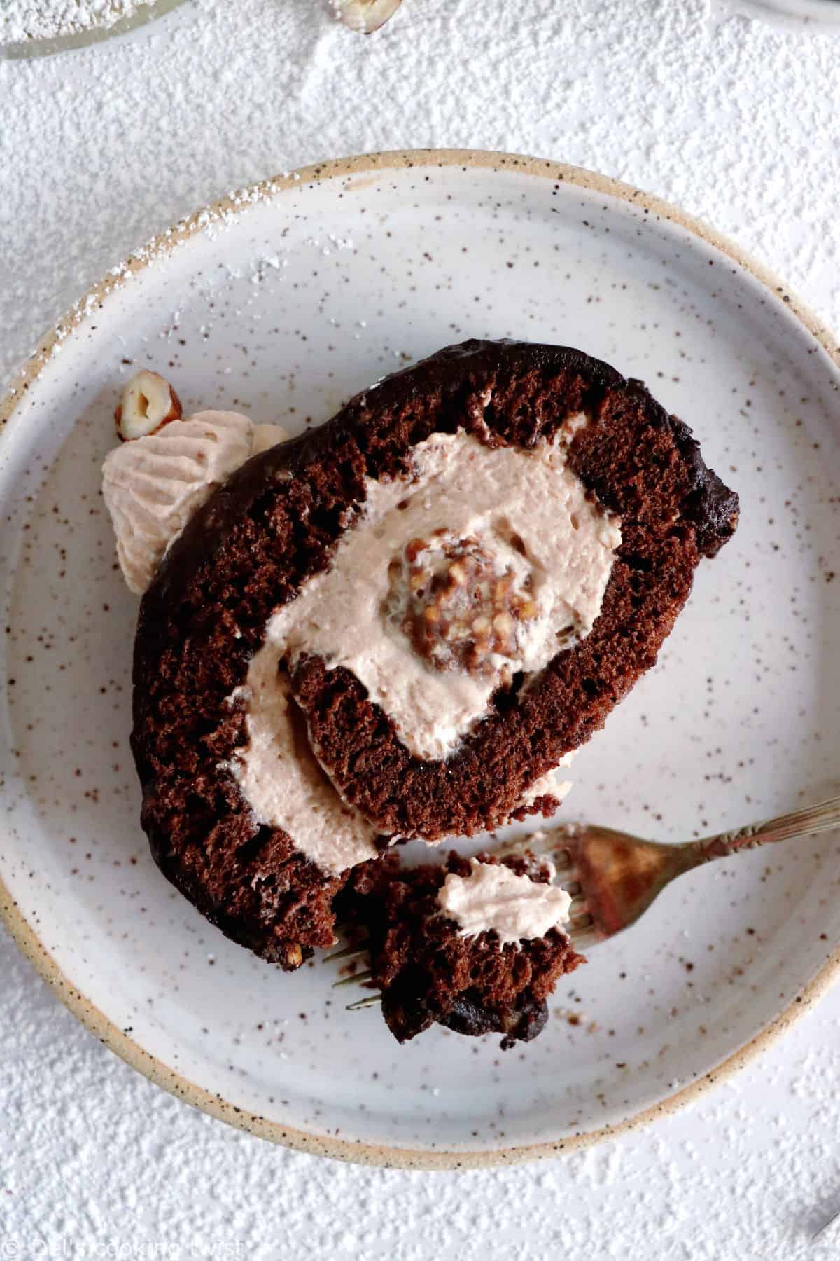 Ferrero Rocher Cake Roll consists in a chocolate sponge cake, a creamy chocolate-hazelnut mascarpone filling hiding some whole Ferrero Rochers, and a crispy Rocher chocolate coating on top.