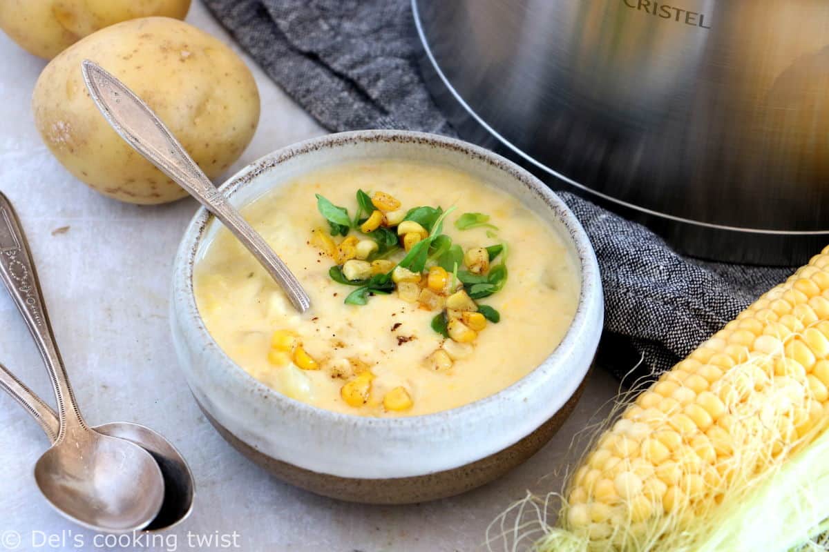 Le corn chowder (soupe de maïs) est une recette de soupe américaine à la fois riche et onctueuse, réalisée avec des pommes de terre et du maïs.