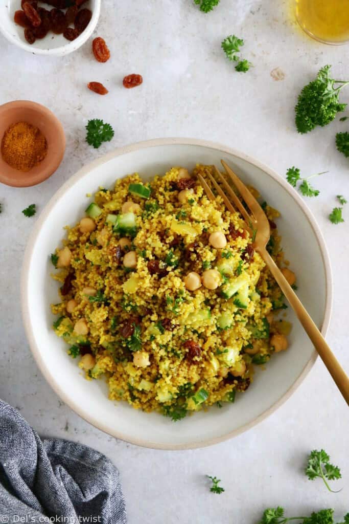 This Moroccan-inspired chickpea couscous salad consists in a delicious couscous flavored with ras el hanout, golden raisins, chickpeas and fresh herbs.