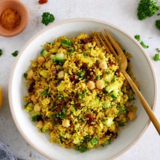 This Moroccan-inspired chickpea couscous salad consists in a delicious couscous flavored with ras el hanout, golden raisins, chickpeas and fresh herbs.
