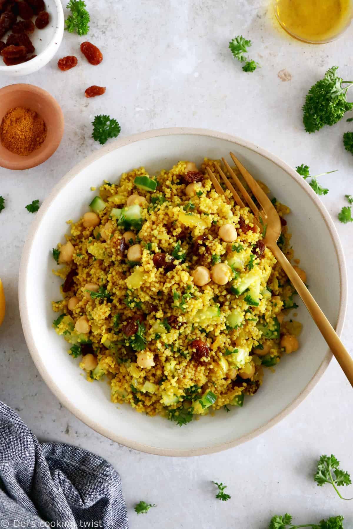 Ce taboulé aux pois chiches à la marocaine, ou taboulé façon couscous, consiste en une salade de semoule épicée au ras el-hanout avec des pois chiches et des herbes fraîches.