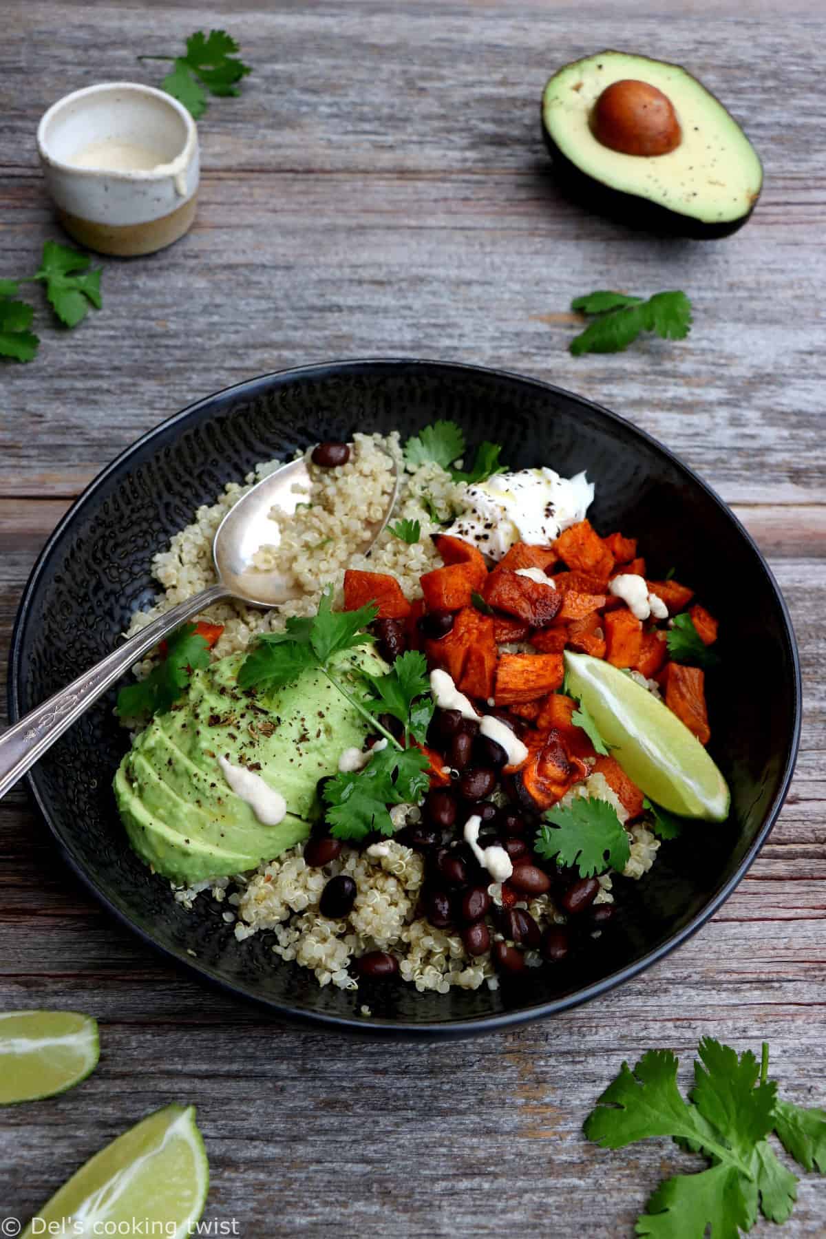 Sain, nourrissant et savoureux, ce quinoa bowl aux patates douces et haricots noirs constitue un plat idéal pour la semaine. Riche en légumes et protéines végétales, il s'accompagne d'un dressing au tahini des plus irrésistibles.