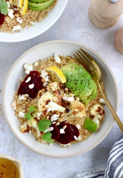 La salade bowl de chou-fleur rôti au citron, betteraves et avocat avec du chèvre frais, c'est un plat complet et très parfumé à base de semoule.