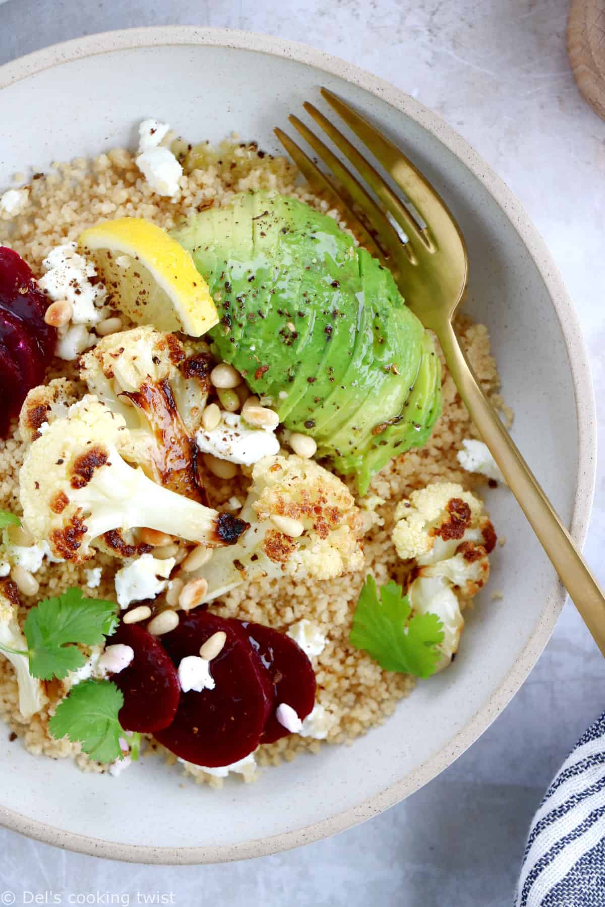 La salade bowl de chou-fleur rôti au citron, betteraves et avocat avec du chèvre frais, c'est un plat complet et très parfumé à base de semoule.