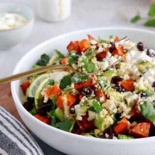 Ce quinoa bowl à la courge butternut et aux épices cajun est un plat complet et nutritif, avec une petite pointe épicée qui transportera vos papilles vers de nouveaux horizons.