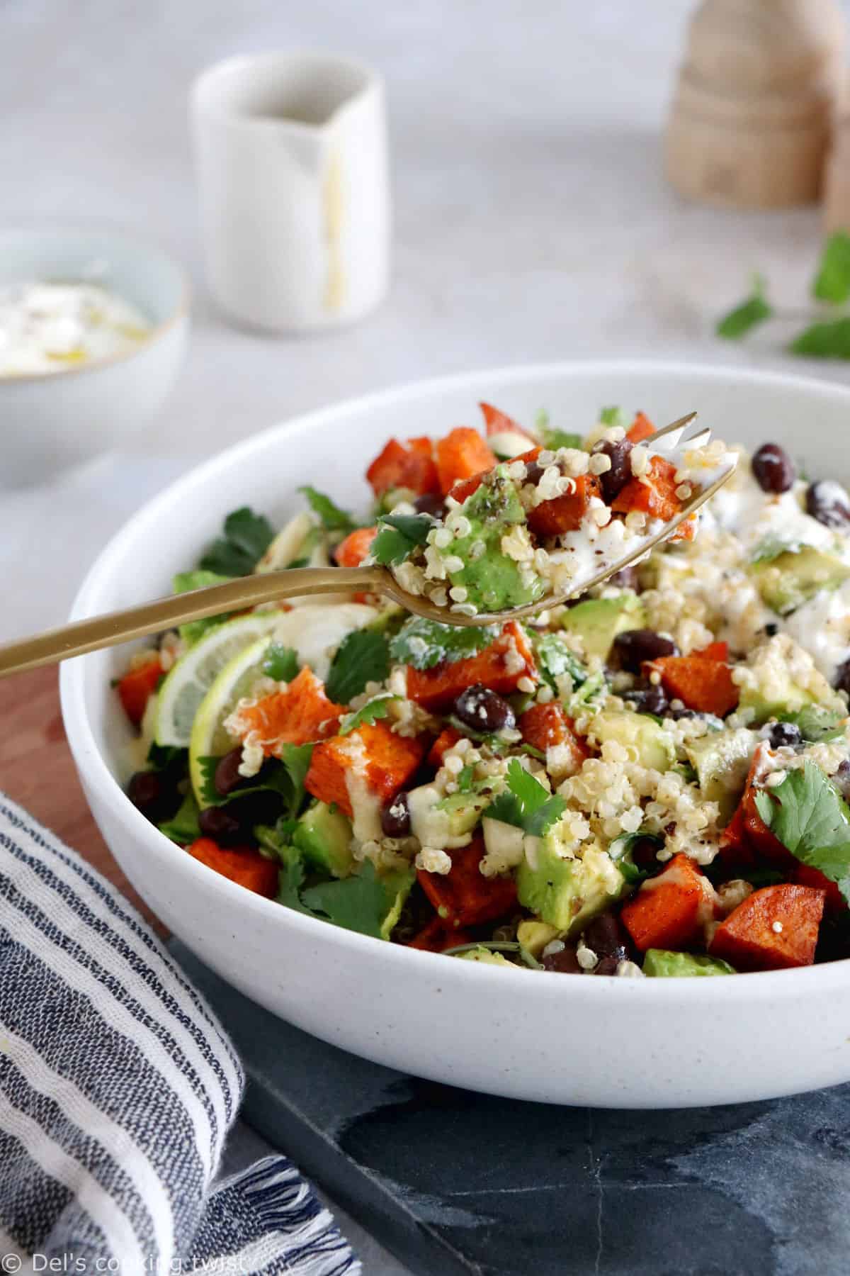 Ce quinoa bowl à la courge butternut et aux épices cajun est un plat complet et nutritif, avec une petite pointe épicée qui transportera vos papilles vers de nouveaux horizons.