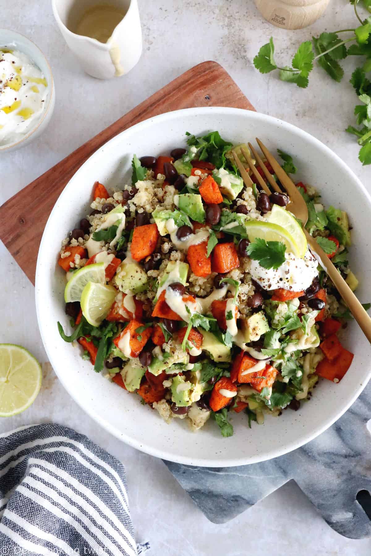 Ce quinoa bowl à la courge butternut et aux épices cajun est un plat complet et nutritif, avec une petite pointe épicée qui transportera vos papilles vers de nouveaux horizons.