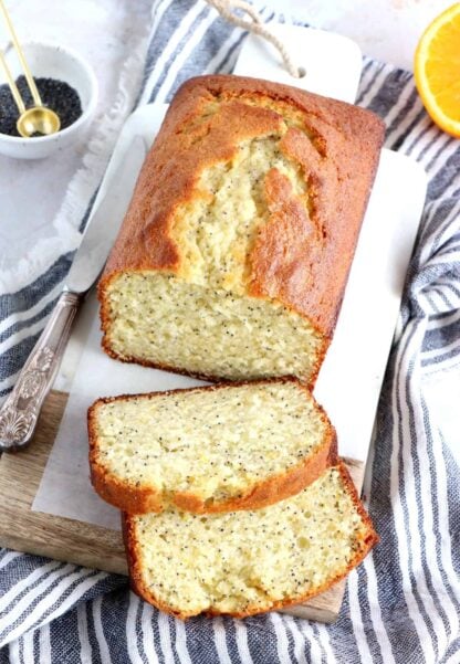 Moelleux et léger, ce cake au yaourt à l'orange et graines de pavot est subtilement parfumé. Un cake idéal au petit déjeuner ou pour le goûter.