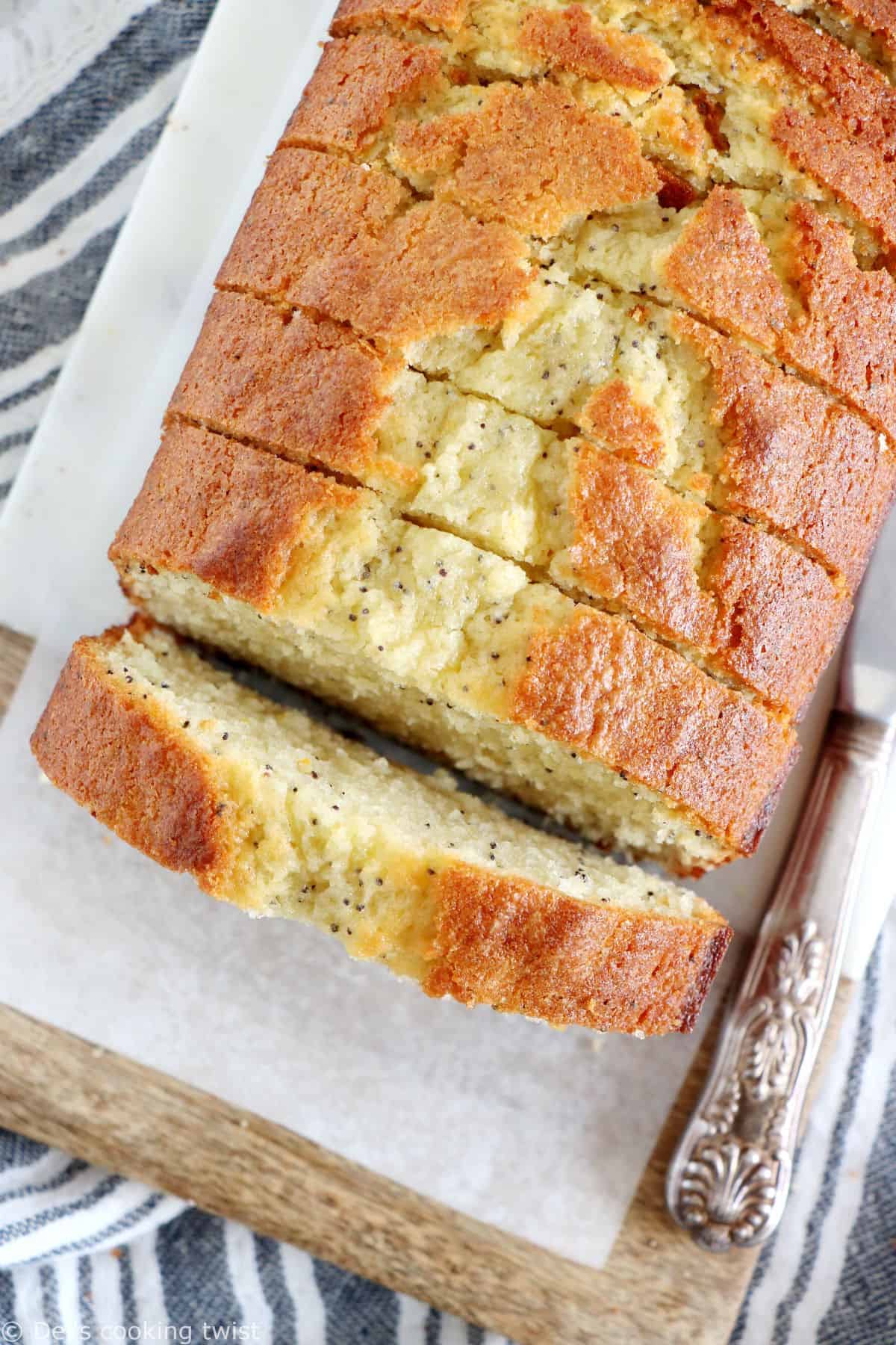 Moelleux et léger, ce cake au yaourt à l'orange et graines de pavot est subtilement parfumé. Un cake idéal au petit déjeuner ou pour le goûter.