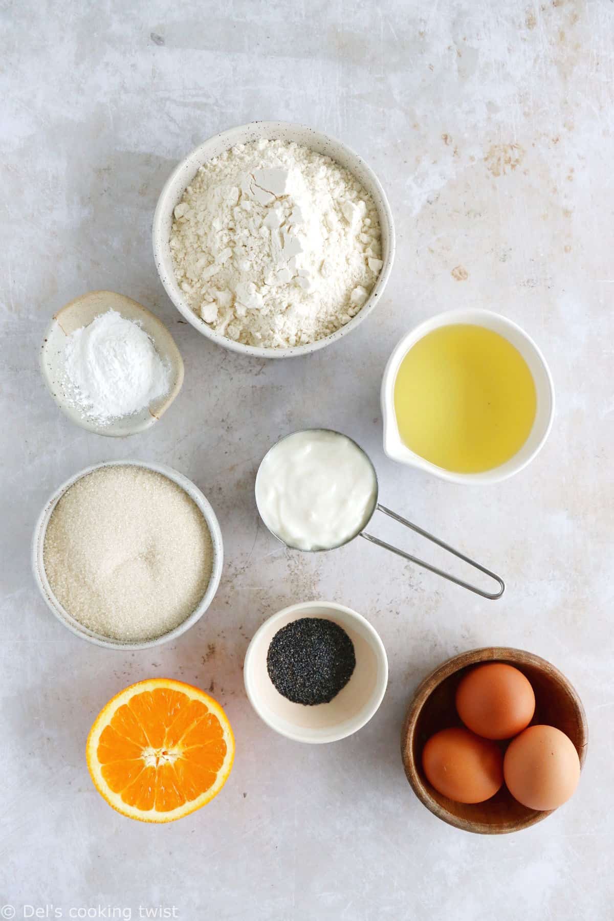 Moelleux et léger, ce cake au yaourt à l'orange et graines de pavot est subtilement parfumé. Un cake idéal au petit déjeuner ou pour le goûter.