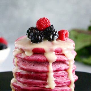 Naturellement colorés, ces pancakes roses à la betterave conviennent aussi bien pour la Saint Valentin que pour un petit déjeuner sain qui plaira aux adultes comme aux enfants.