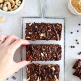 Ces barres de céréales au chocolat feront le bonheur de vos pauses saines et gourmandes. On y retrouve des flocons d'avoine, de la purée de noix de cajou, du miel et du cacao non sucré.