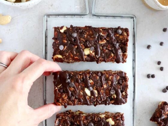 Ces barres de céréales au chocolat feront le bonheur de vos pauses saines et gourmandes. On y retrouve des flocons d'avoine, de la purée de noix de cajou, du miel et du cacao non sucré.