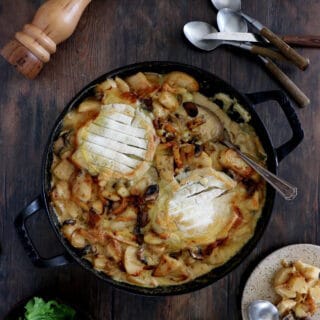 Cette tartiflette végétarienne est réalisée avec des pommes de terre, des oignons, du reblochon, des lardons de tofu fumé et des champignons. 