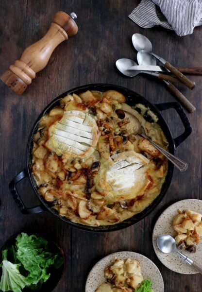 Cette tartiflette végétarienne est réalisée avec des pommes de terre, des oignons, du reblochon, des lardons de tofu fumé et des champignons. 