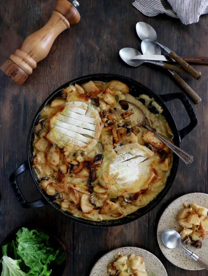 Cette tartiflette végétarienne est réalisée avec des pommes de terre, des oignons, du reblochon, des lardons de tofu fumé et des champignons. 