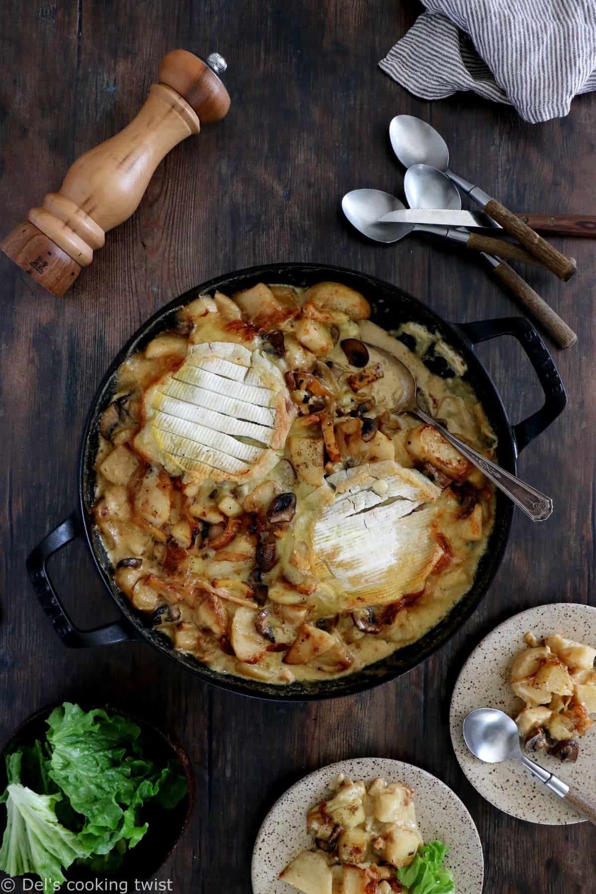 Cette tartiflette végétarienne est réalisée avec des pommes de terre, des oignons, du reblochon, des lardons de tofu fumé et des champignons. 