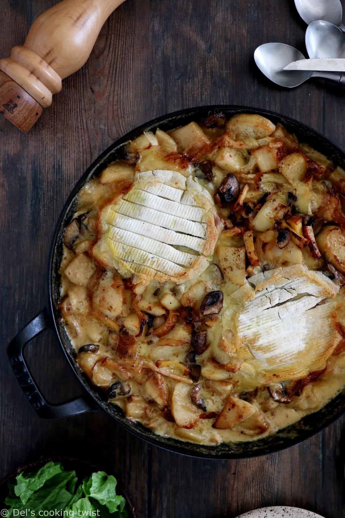 Cette tartiflette végétarienne est réalisée avec des pommes de terre, des oignons, du reblochon, des lardons de tofu fumé et des champignons. 