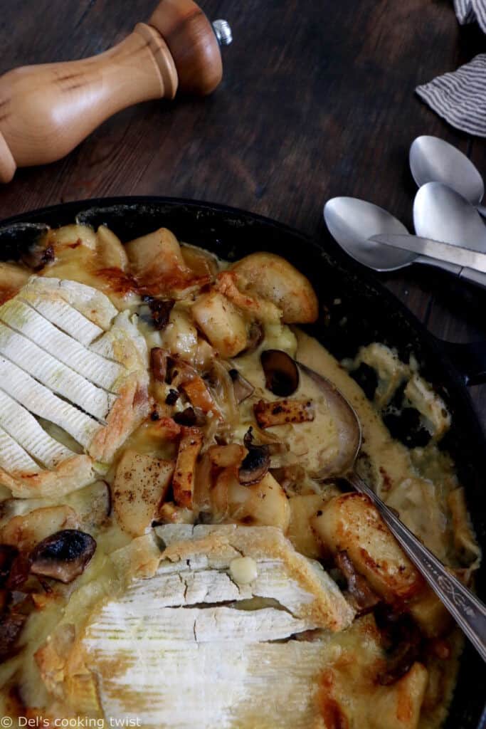 Cette tartiflette végétarienne est réalisée avec des pommes de terre, des oignons, du reblochon, des lardons de tofu fumé et des champignons. 