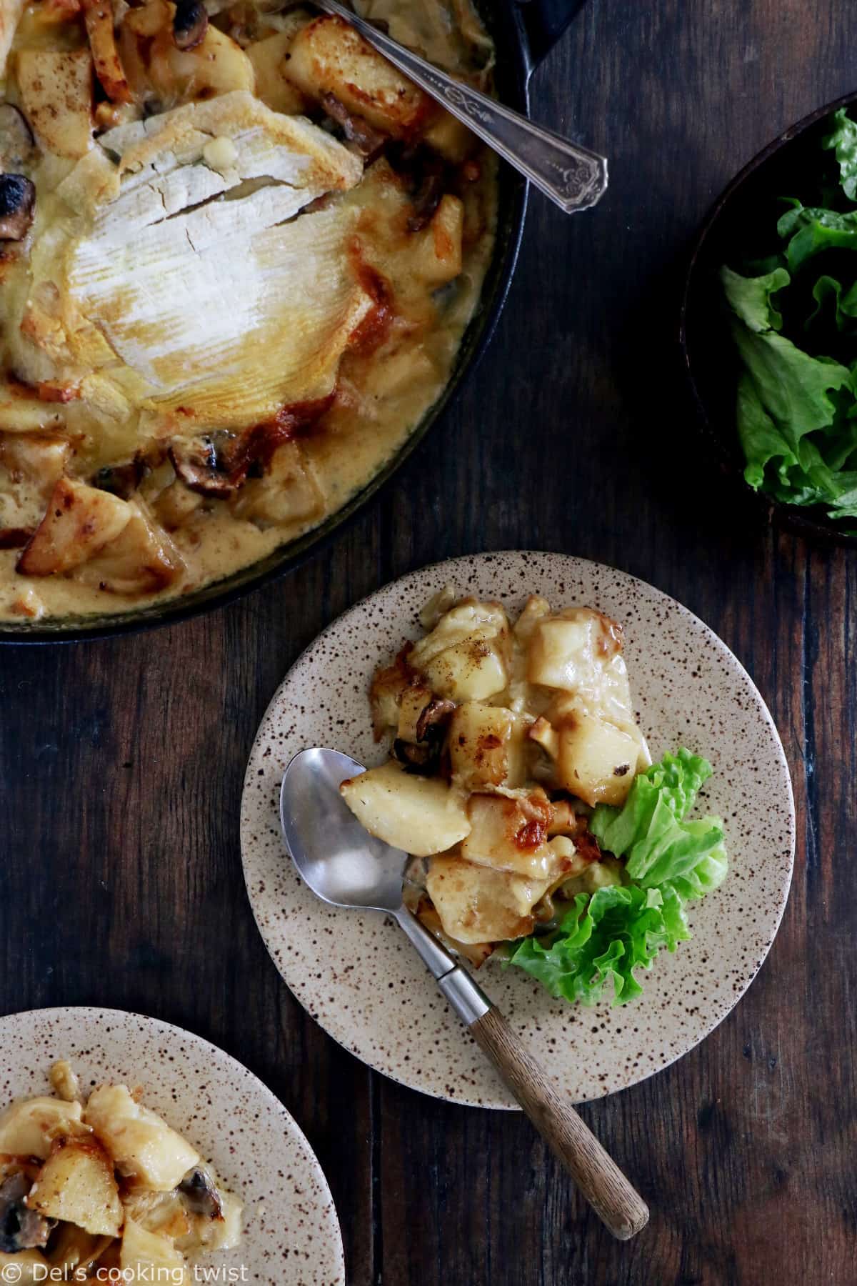 Cette tartiflette végétarienne est réalisée avec des pommes de terre, des oignons, du reblochon, des lardons de tofu fumé et des champignons. 