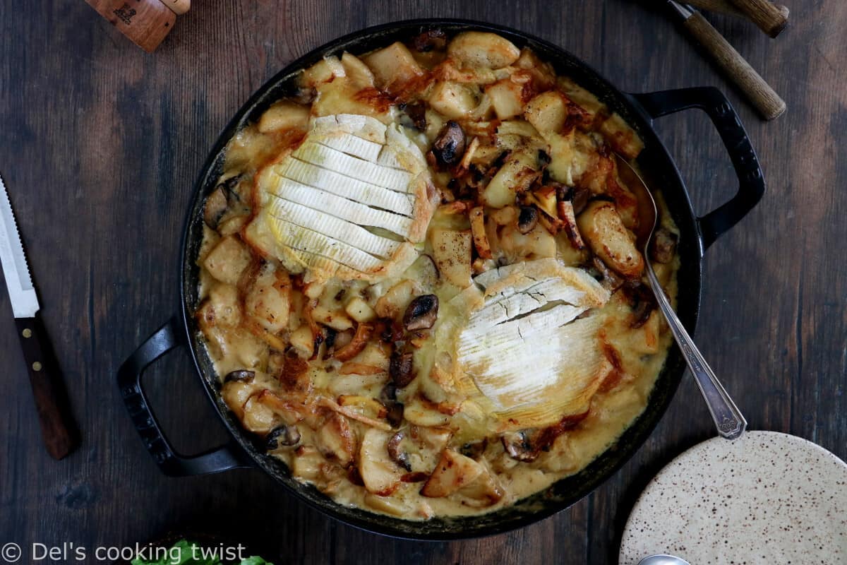 Cette tartiflette végétarienne est réalisée avec des pommes de terre, des oignons, du reblochon, des lardons de tofu fumé et des champignons. 