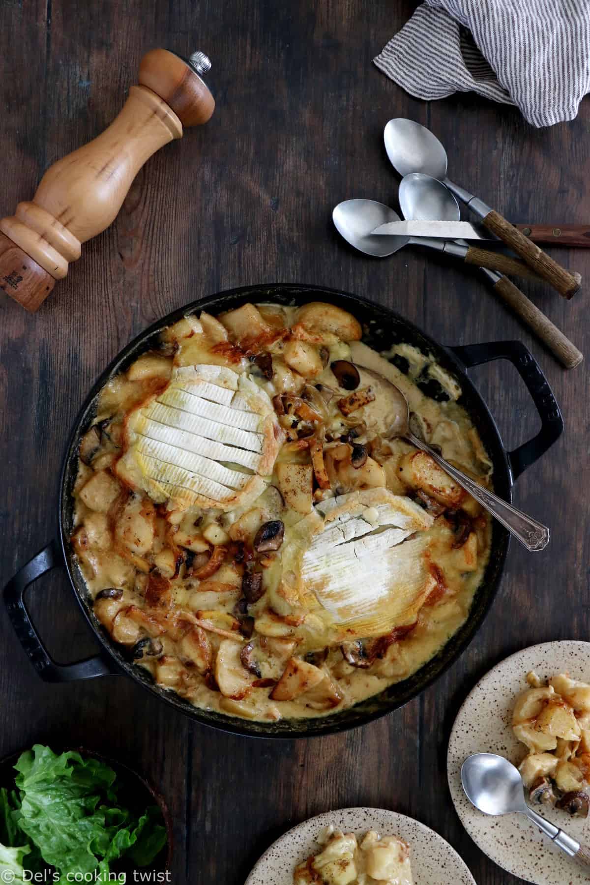 Cette tartiflette végétarienne est réalisée avec des pommes de terre, des oignons, du reblochon, des lardons de tofu fumé et des champignons. 