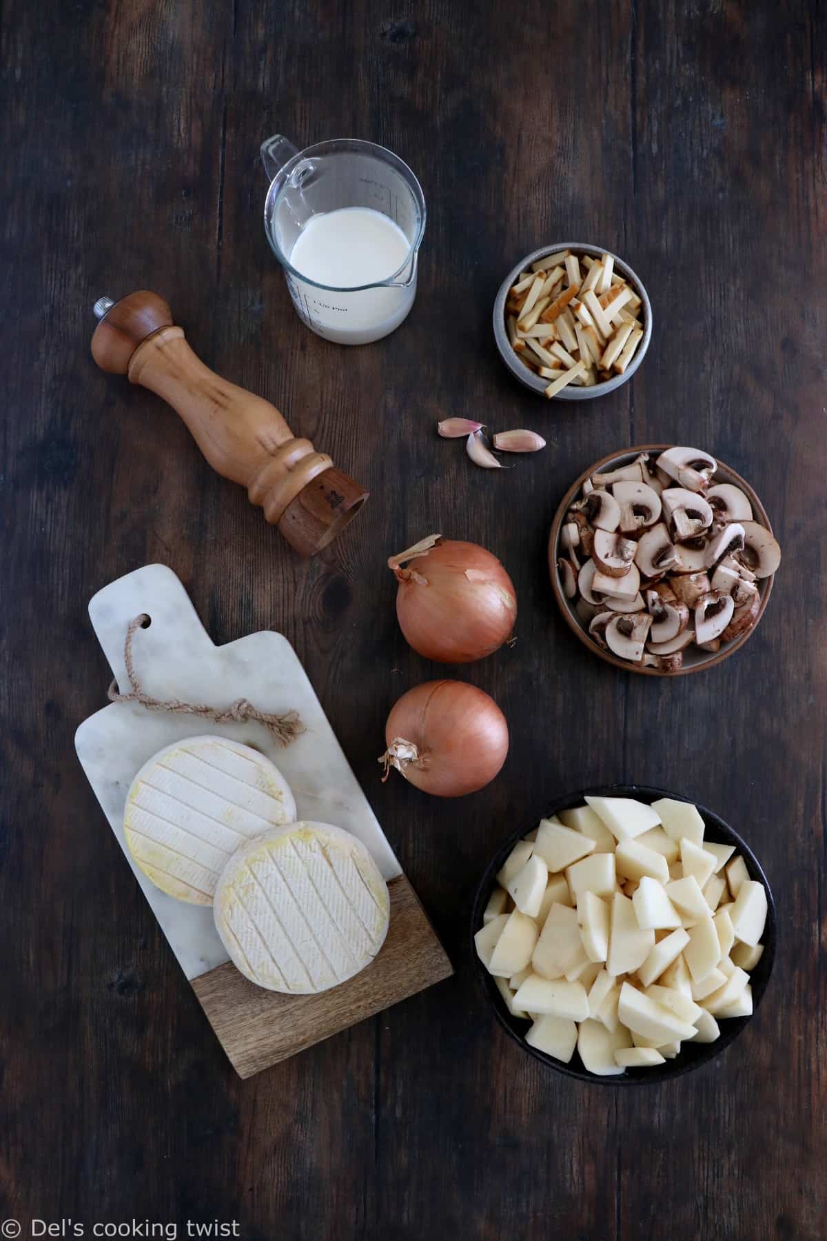 Cette tartiflette végétarienne est réalisée avec des pommes de terre, des oignons, du reblochon, des lardons de tofu fumé et des champignons. 