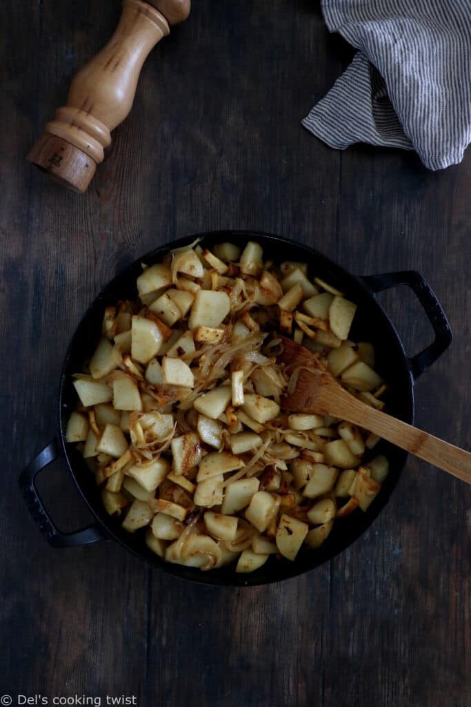 Cette tartiflette végétarienne est réalisée avec des pommes de terre, des oignons, du reblochon, des lardons de tofu fumé et des champignons. 