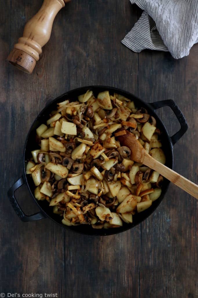 Cette tartiflette végétarienne est réalisée avec des pommes de terre, des oignons, du reblochon, des lardons de tofu fumé et des champignons. 