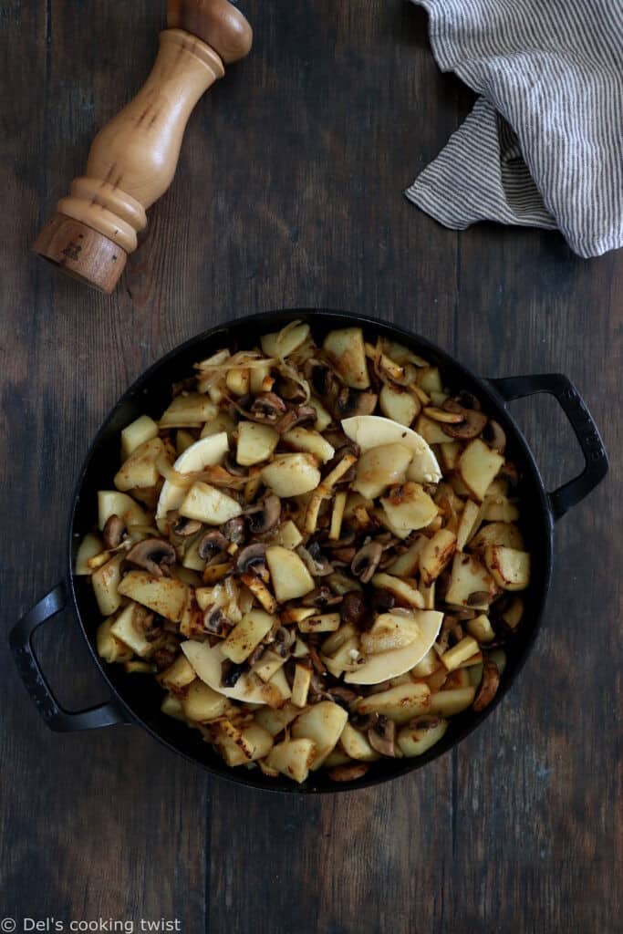 Cette tartiflette végétarienne est réalisée avec des pommes de terre, des oignons, du reblochon, des lardons de tofu fumé et des champignons. 