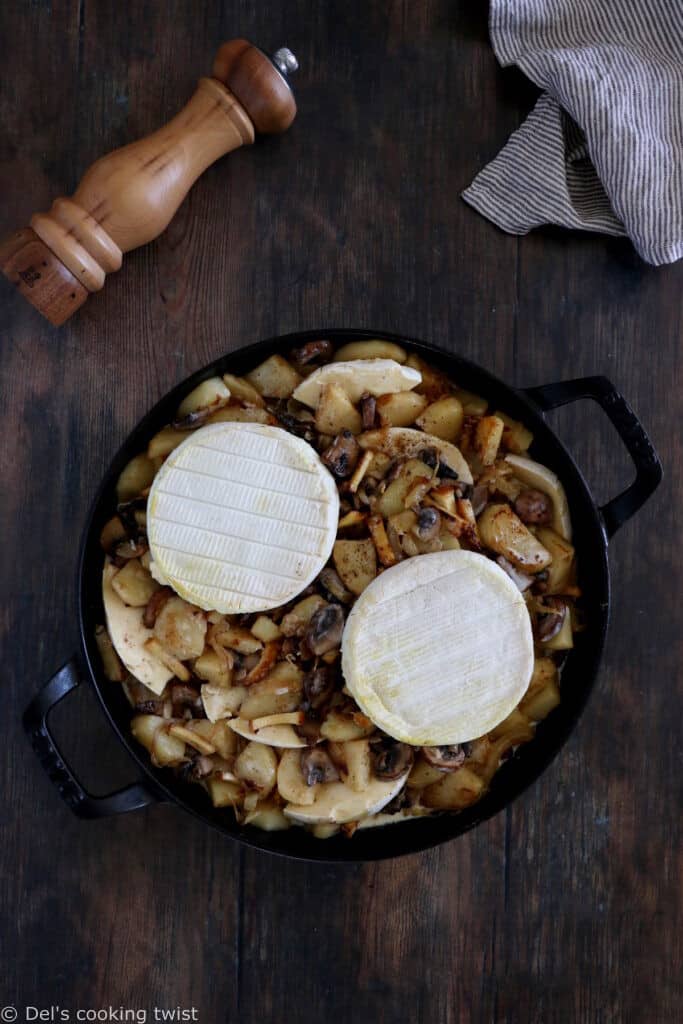 Cette tartiflette végétarienne est réalisée avec des pommes de terre, des oignons, du reblochon, des lardons de tofu fumé et des champignons. 