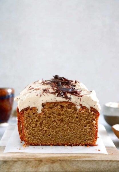 Avec ses saveurs intenses, ce cake moelleux au café réhaussé d'un glaçage à l'espresso sera parfait accompagné d'une tasse de café en dessert ou pour un goûter gourmand.