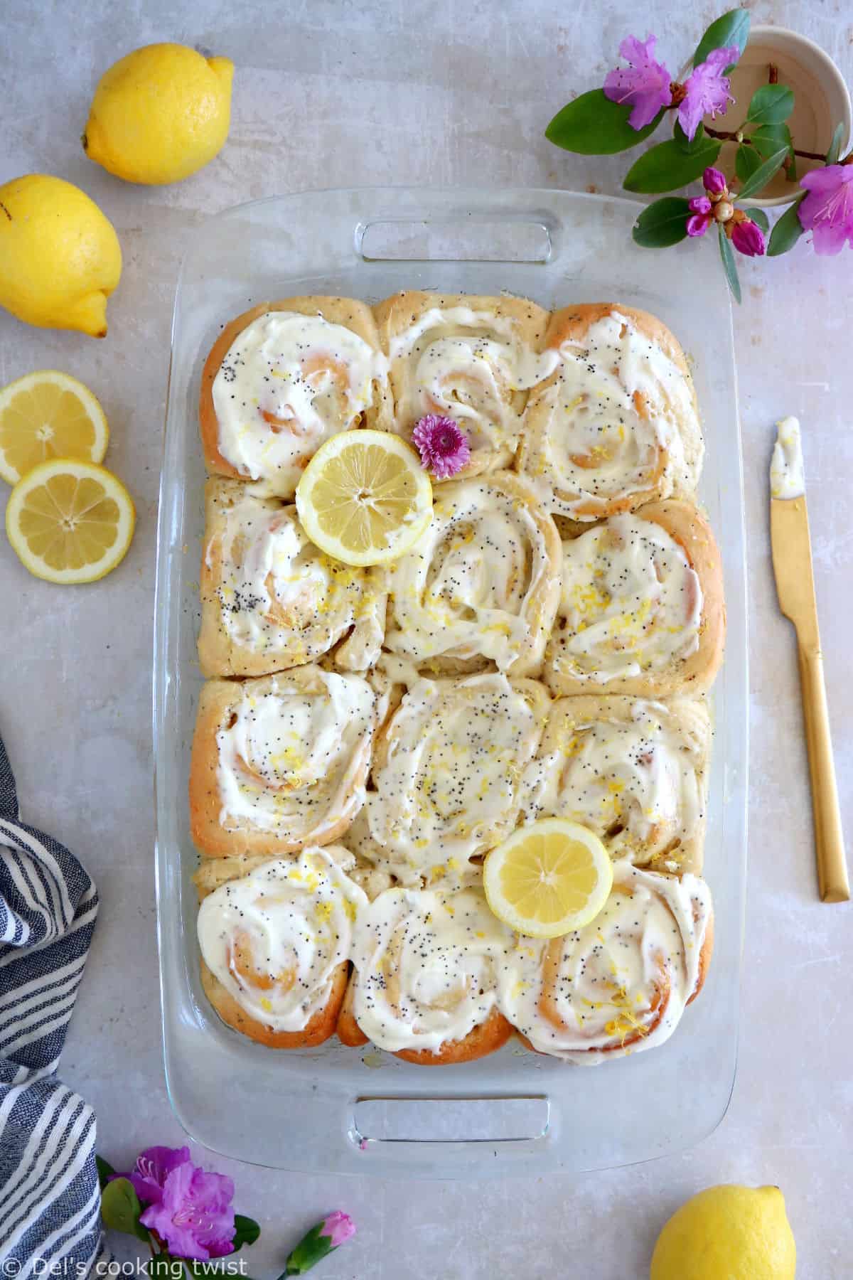 Ces brioches roulées au citron et graines de pavot sont douces, moelleuses, et réhaussées d'un glaçage des plus crémeux.