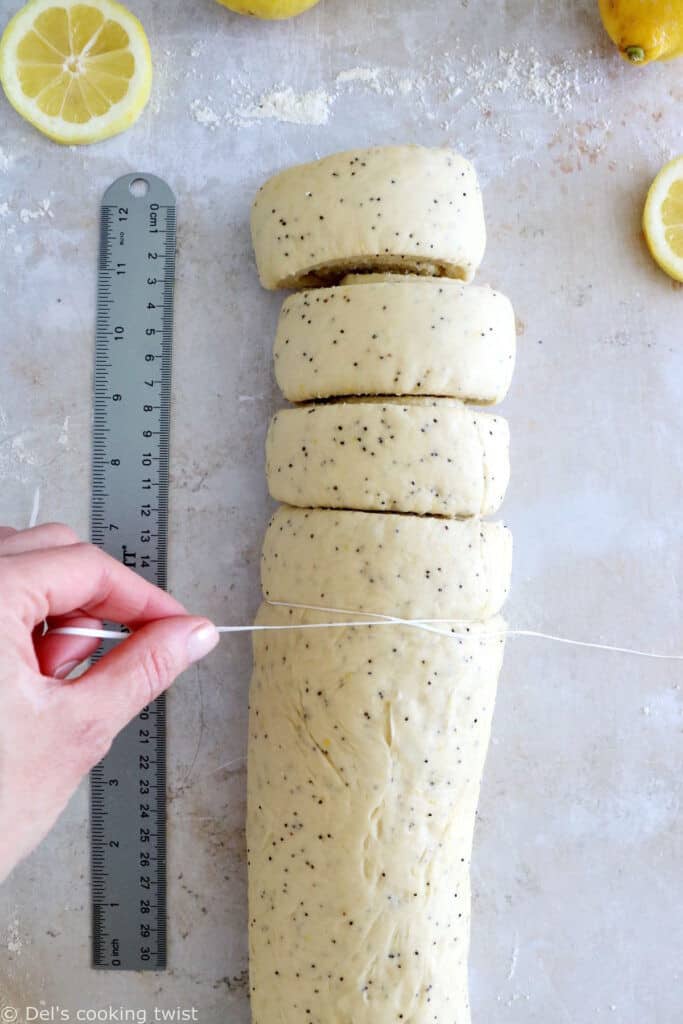 Ces brioches roulées au citron et graines de pavot sont douces, moelleuses, et réhaussées d'un glaçage des plus crémeux.