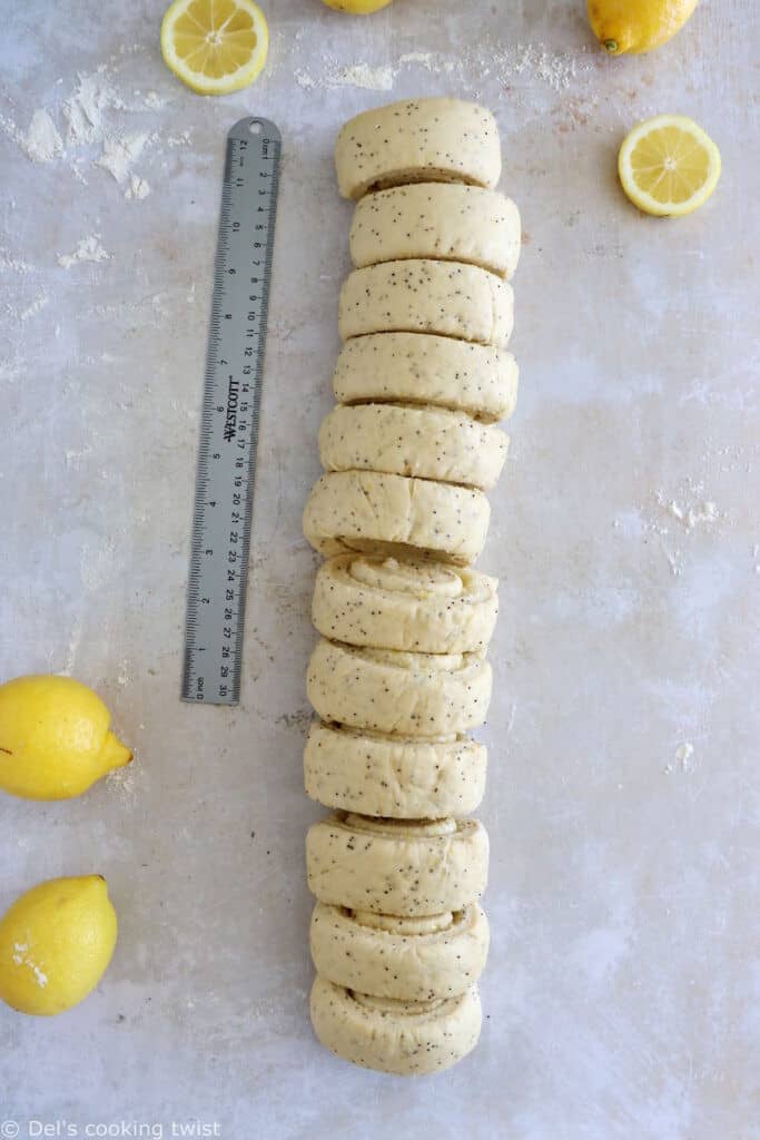 Ces brioches roulées au citron et graines de pavot sont douces, moelleuses, et réhaussées d'un glaçage des plus crémeux.