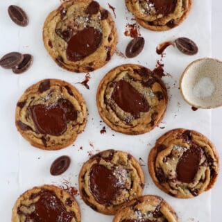 La recette des meilleurs cookies aux pépites de chocolat enfin dévoilée ! Riches en beurre, légèrement croustillants et chewy. On adore !