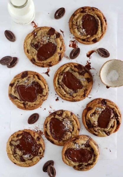 La recette des meilleurs cookies aux pépites de chocolat enfin dévoilée ! Riches en beurre, légèrement croustillants et chewy. On adore !