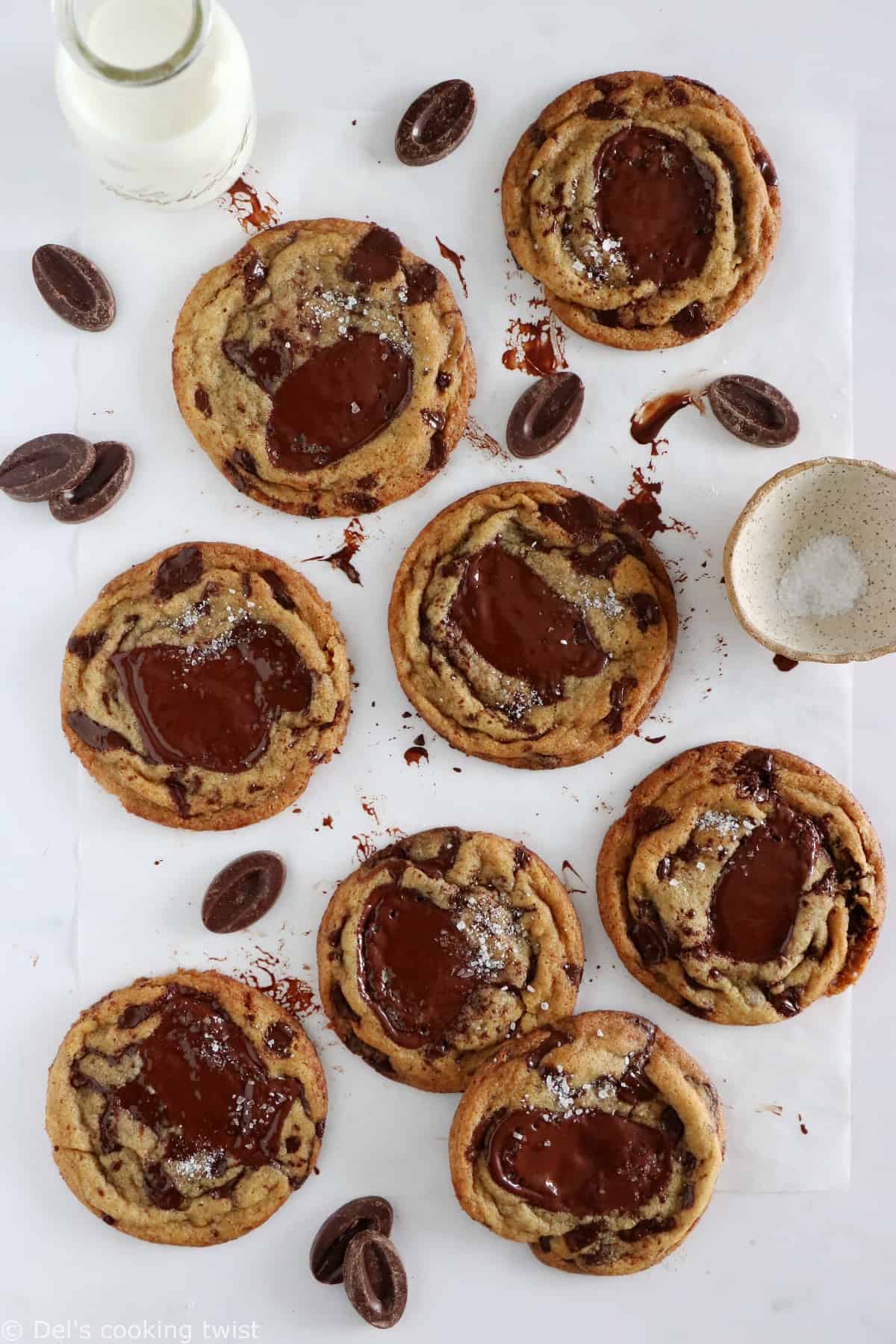 La recette des meilleurs cookies aux pépites de chocolat enfin dévoilée ! Riches en beurre, légèrement croustillants et chewy. On adore !