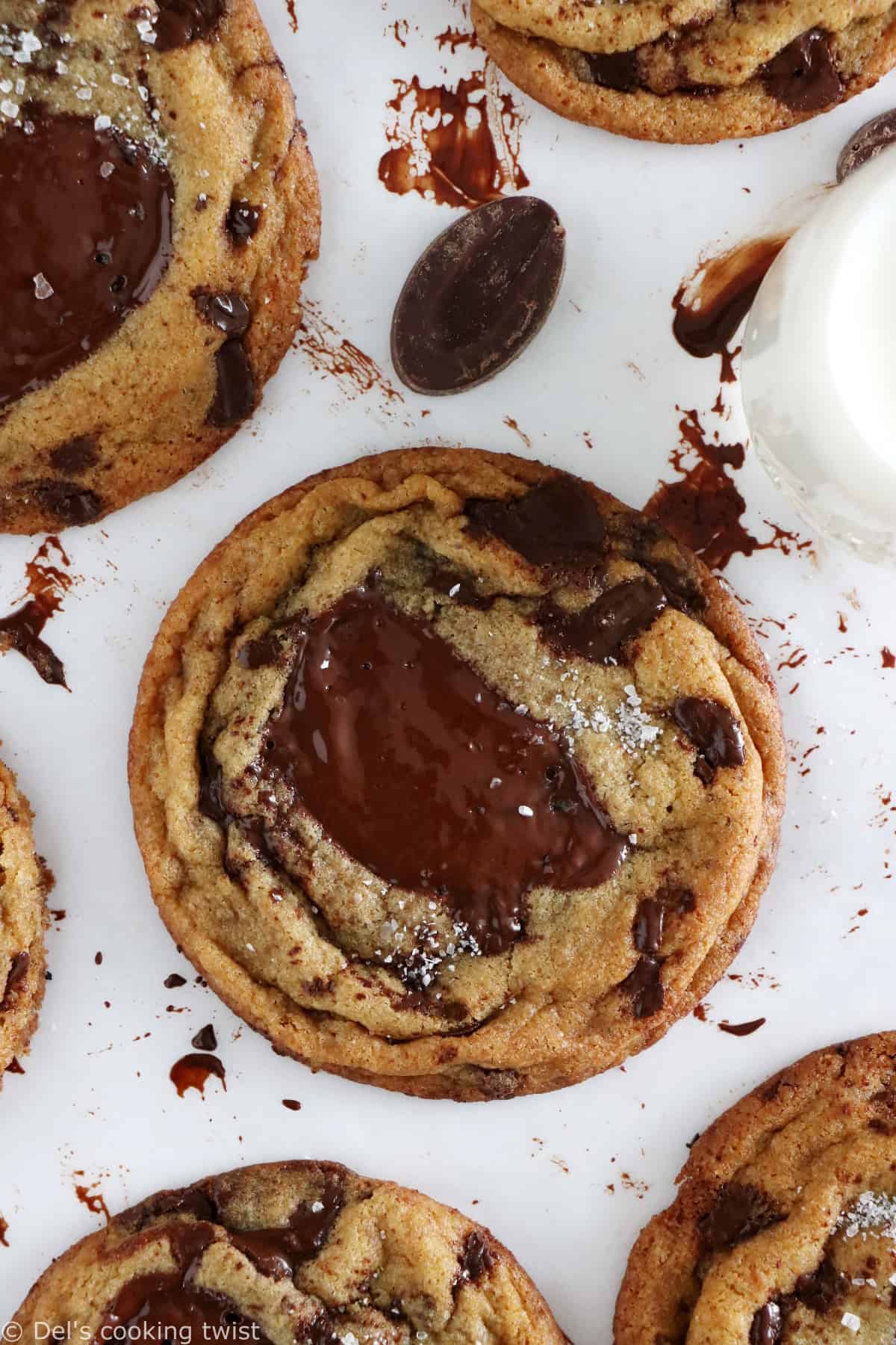 La recette des meilleurs cookies aux pépites de chocolat enfin dévoilée ! Riches en beurre, légèrement croustillants et chewy. On adore !