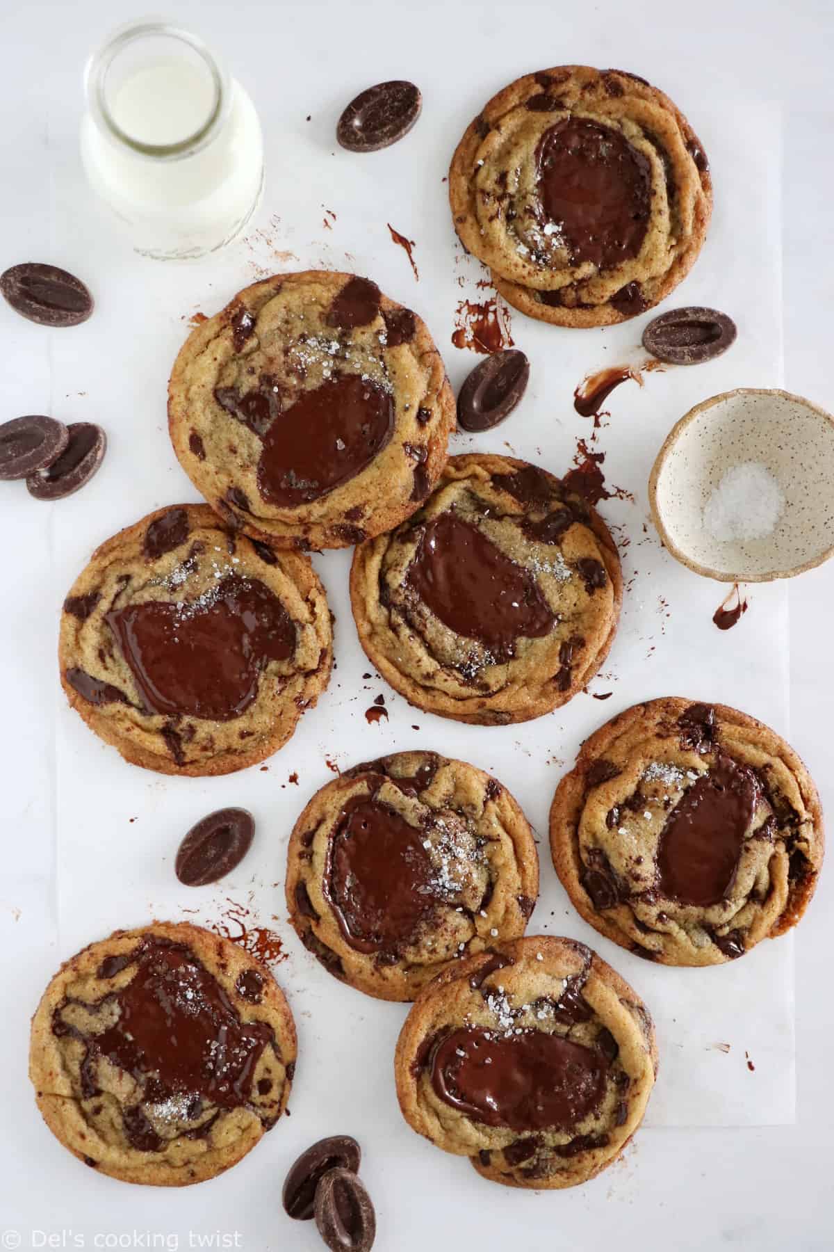 La recette des meilleurs cookies aux pépites de chocolat enfin dévoilée ! Riches en beurre, légèrement croustillants et chewy. On adore !