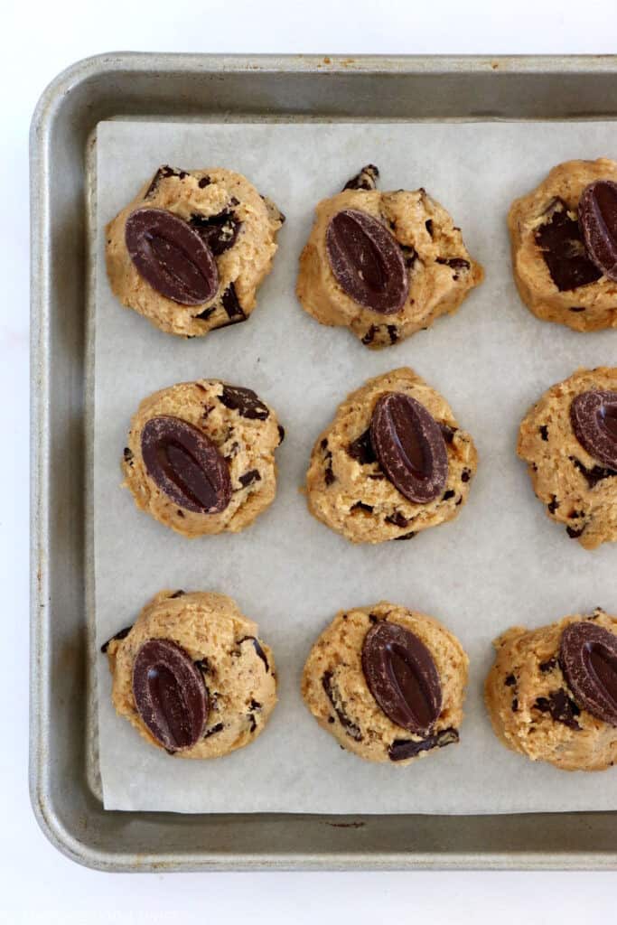 La recette des meilleurs cookies aux pépites de chocolat enfin dévoilée ! Riches en beurre, légèrement croustillants et chewy. On adore !